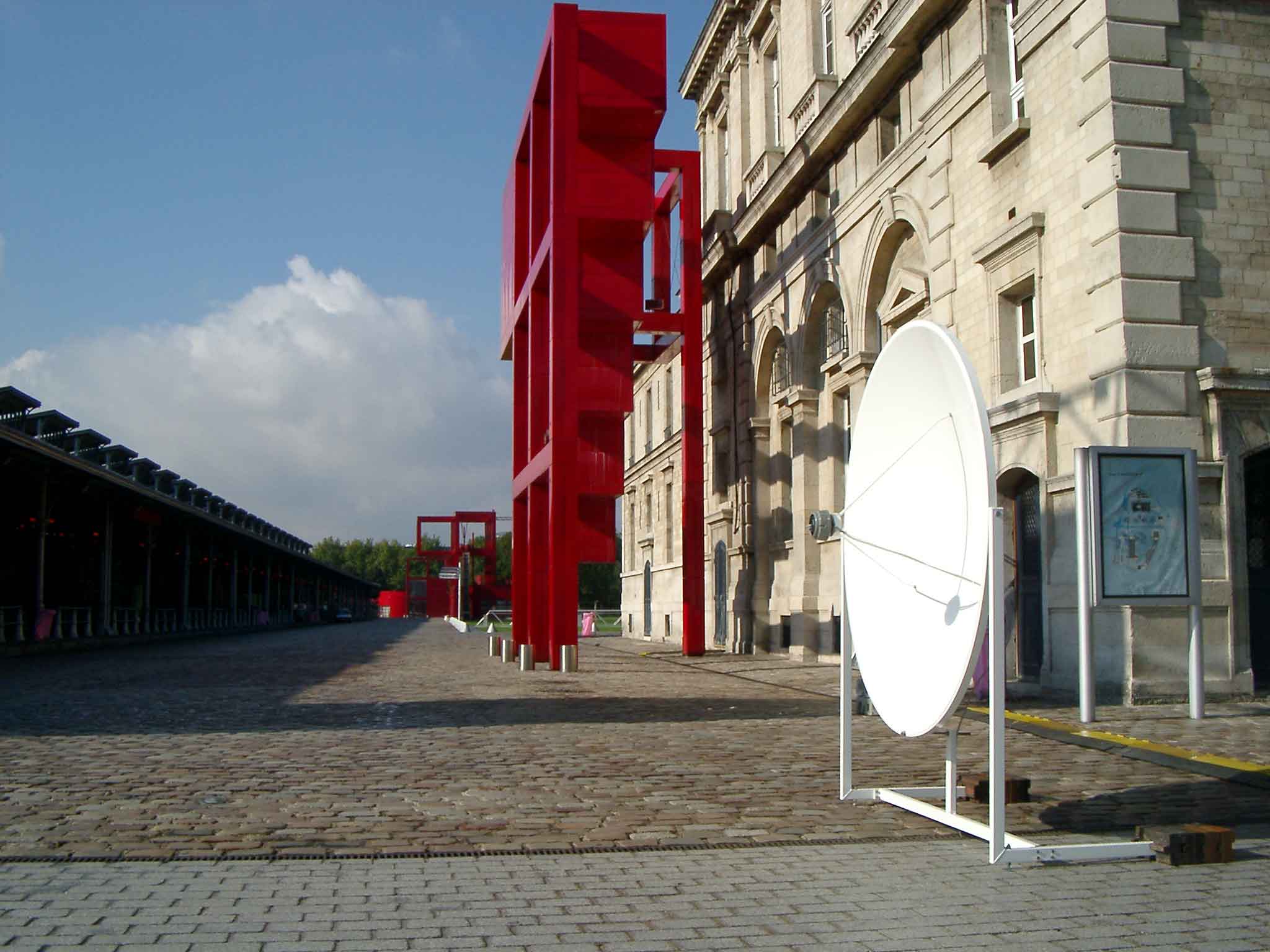 Outdoor Sound Installation: side view of one mirror