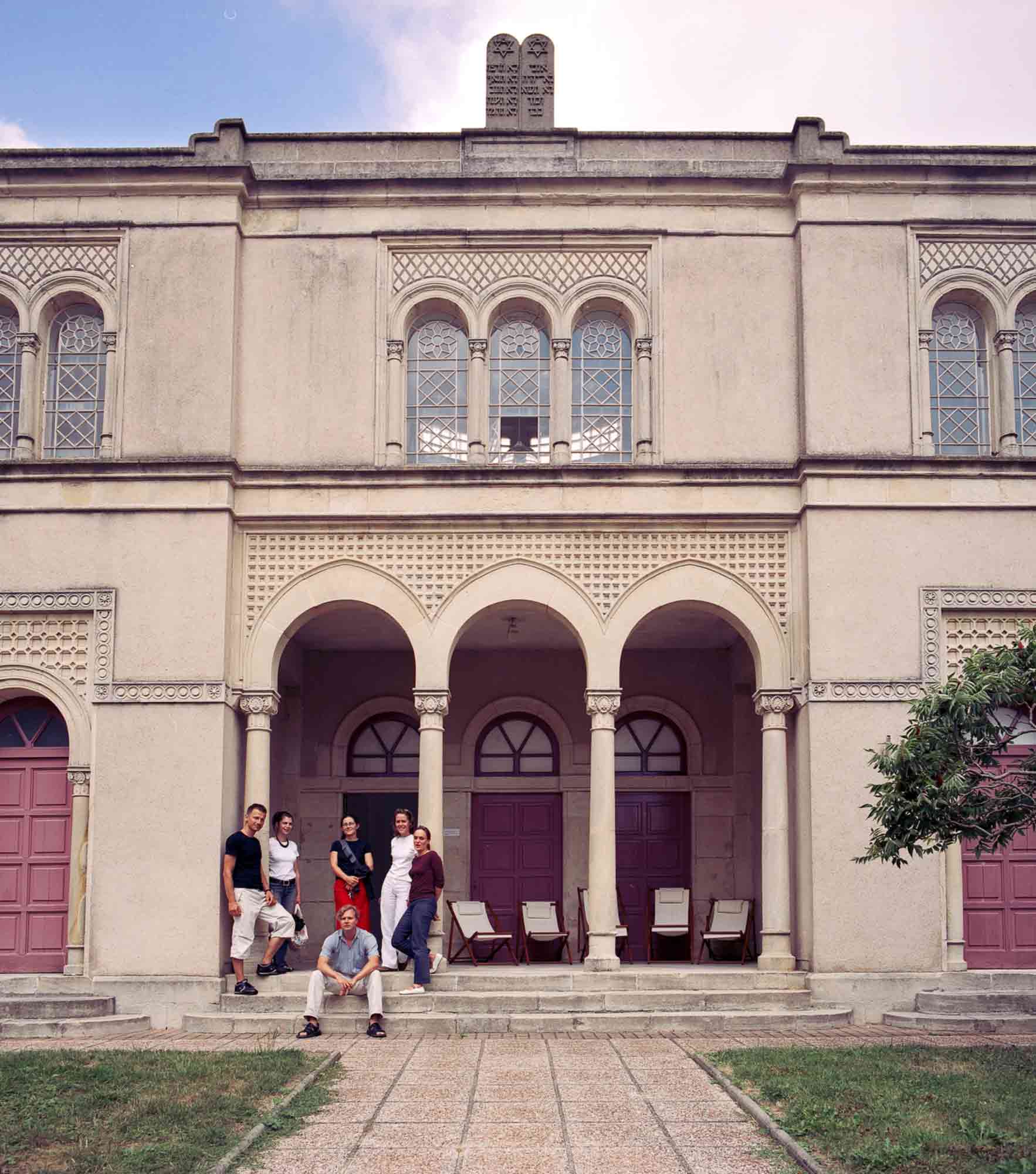 Centre D'Art Contempora in La Synagogue De Delme: group photo in front of synagogue entrance