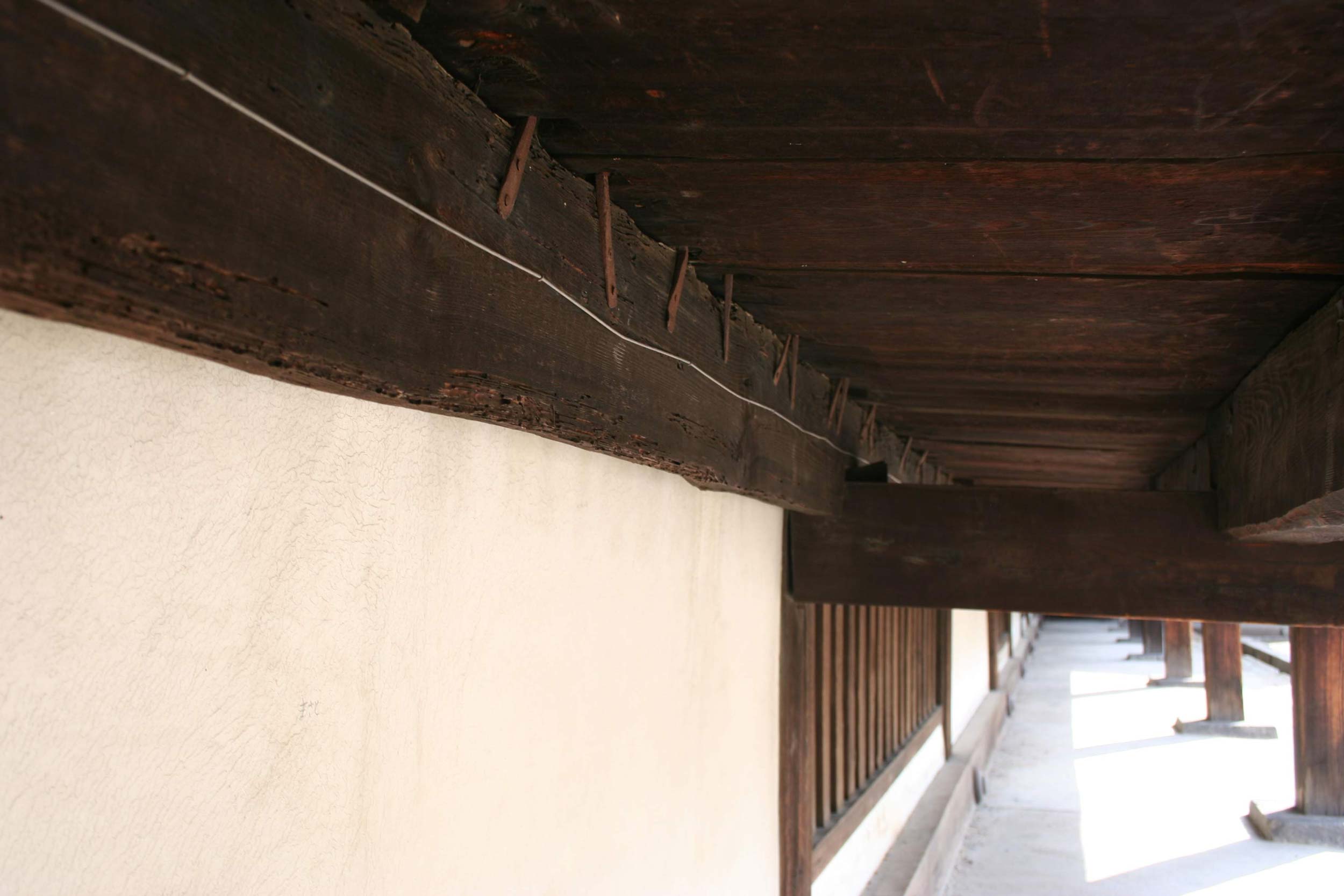 Uguisu-bari: close-up of wire under wooden floor structure