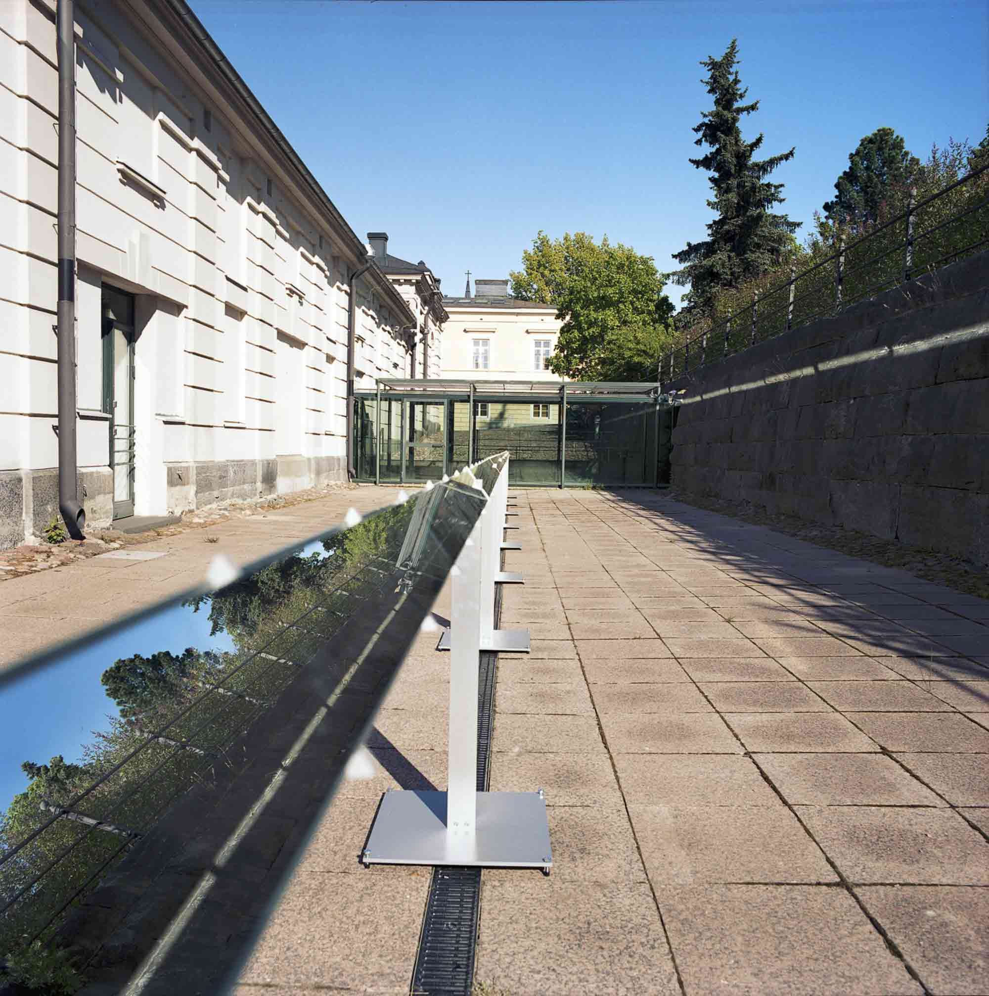 Liner: close-up with sun recflections on wall