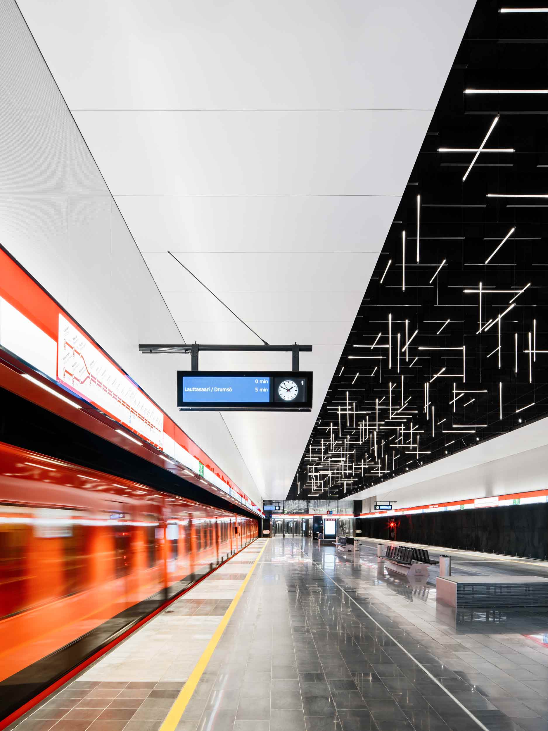 Front view on metro arrival screen with metro passing left and installation on right