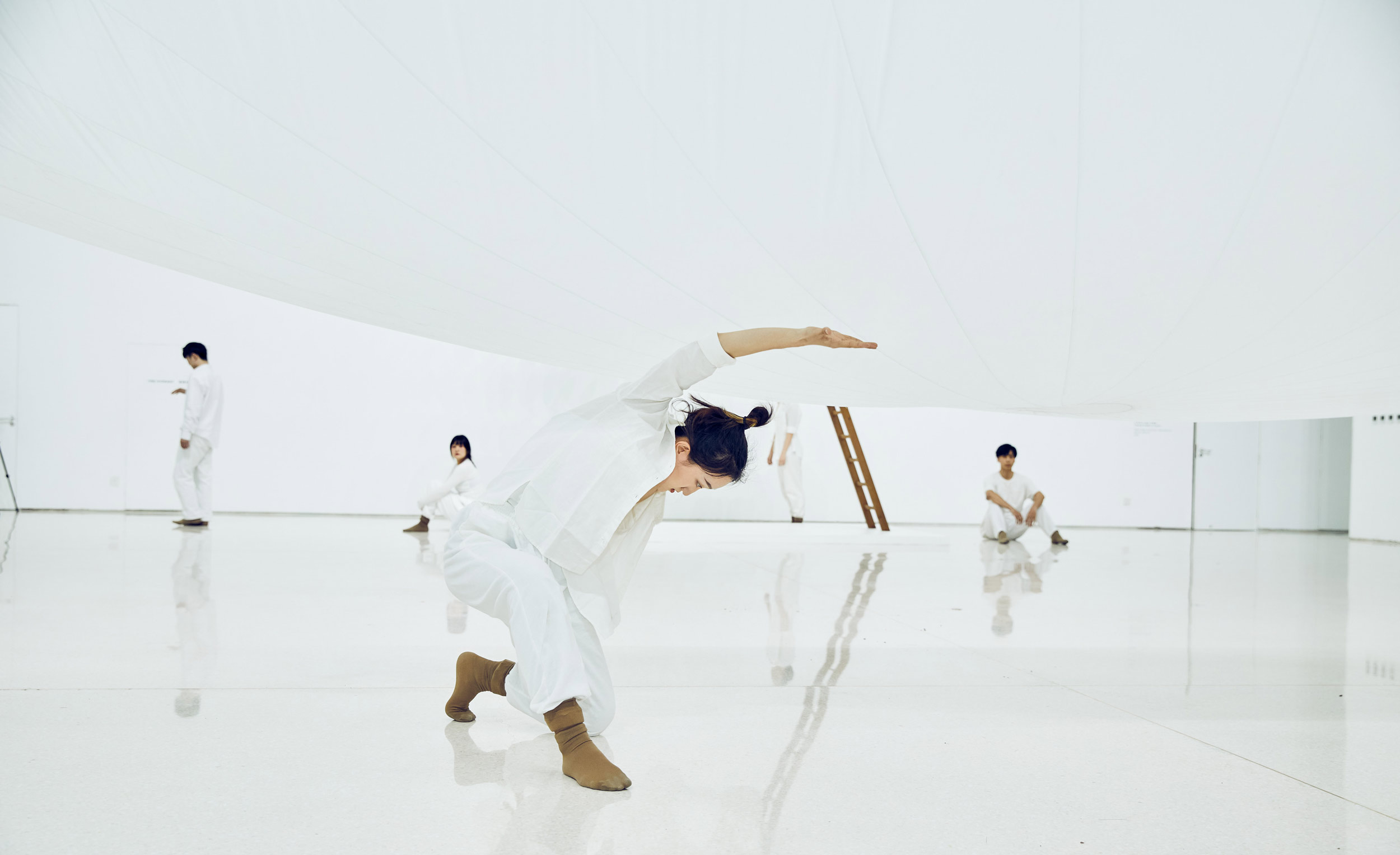 Pneumatic Cloud: perfomance with dancers